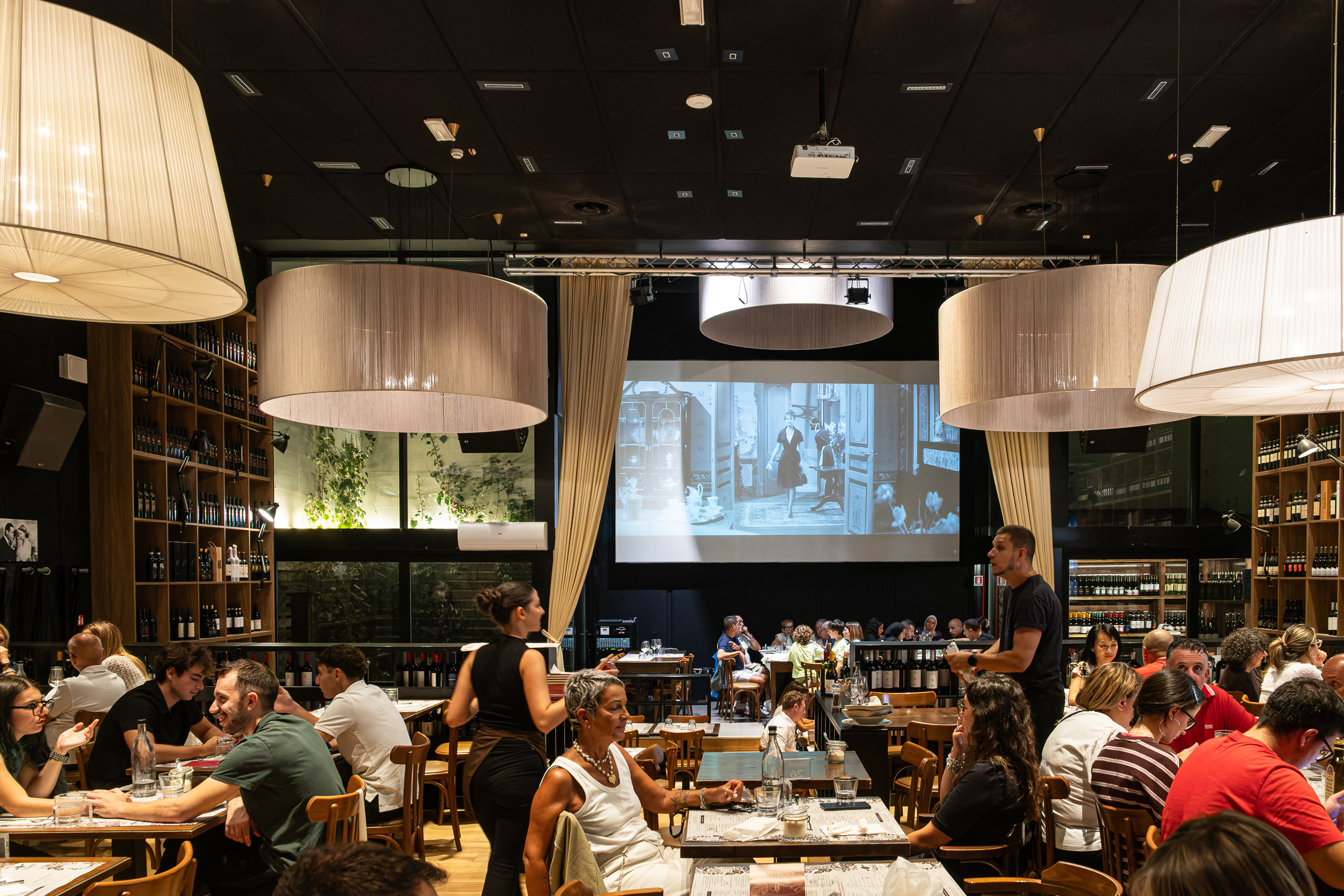 Osteria Passatelli im ehemaligen Kino – auf der Leinwand läuft ein Film